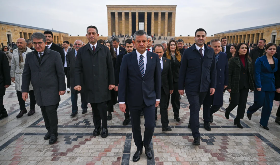 CHP lideri Özgür Özel, kurultay sonrası seçilen yeni parti kadrosuyla