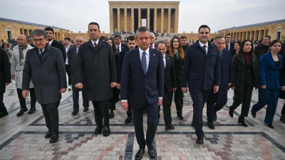 CHP lideri Özgür Özel, kurultay sonrası seçilen yeni parti kadrosuyla