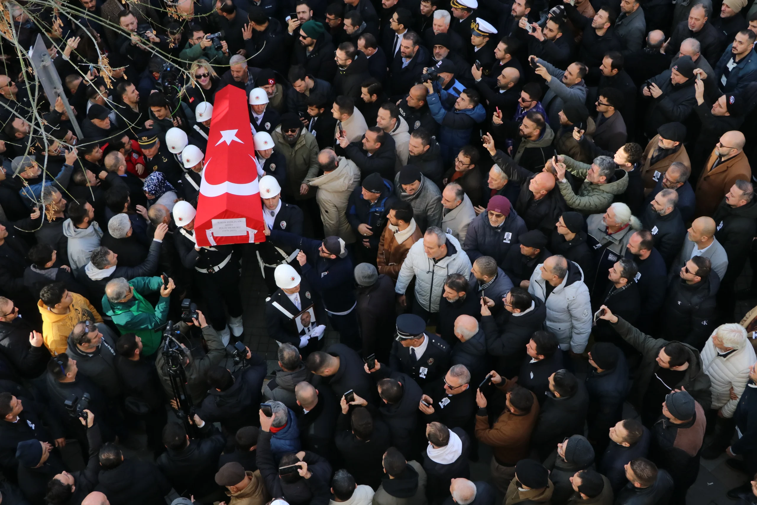 Yalova’daki DEAŞ operasyonunda şehit olan polis memuru İlker Pehlivan, gözyaşlarıyla