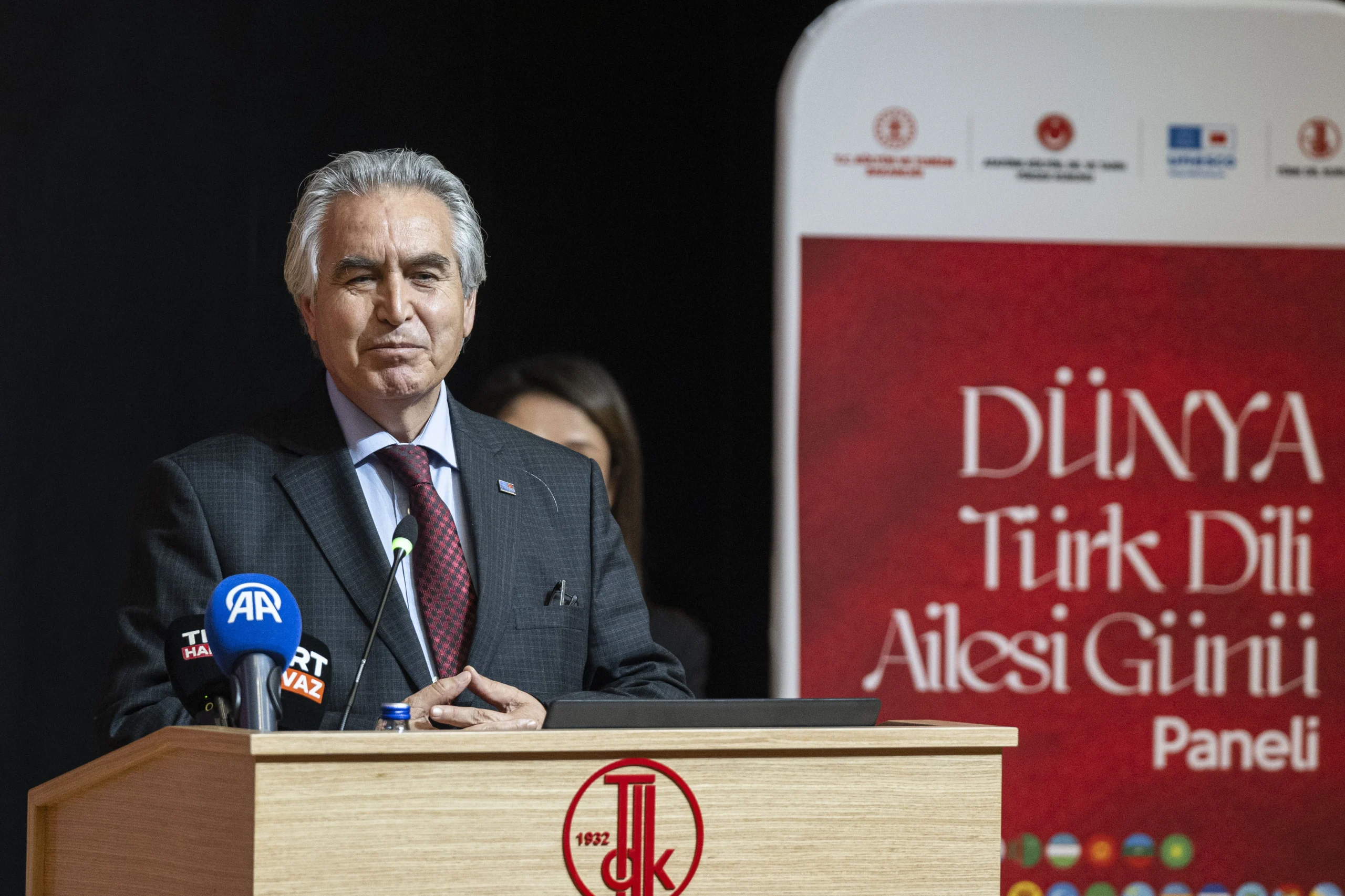 Dünya Türk Dili Ailesi Günü kapsamında Ankara'da düzenlenen panelde, Türkçenin