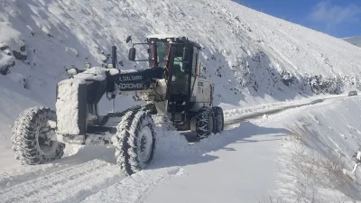 Elazığ’da yoğun kar yağışı ve tipi sonrası kapanan köy yollarından