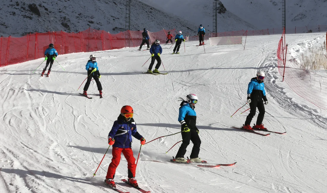 Erzurum ve Kars'taki Palandöken ile Sarıkamış kayak merkezlerinde sezonun ilk