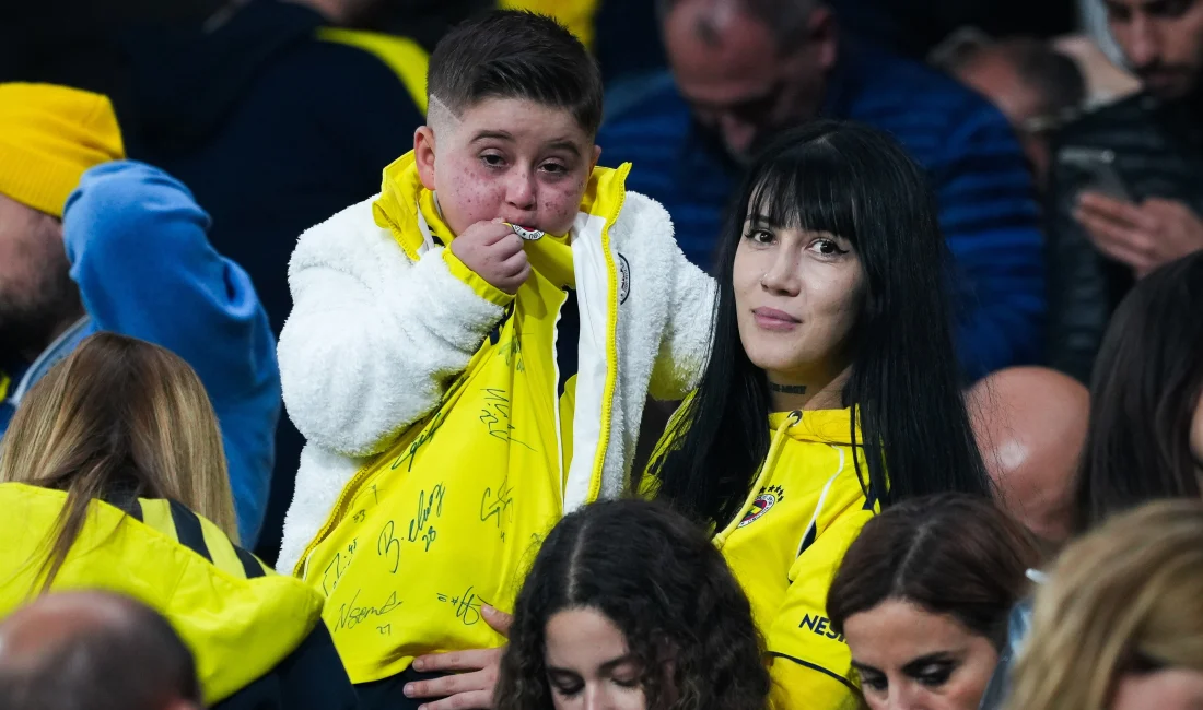 Lösemi Hastası Küçük Taraftarın Derbi Hayali Gerçek Oldu Lösemi tedavisi gören 9 yaşındaki Hamza Ayaz Şişli, Fenerbahçe-Galatasaray derbisini