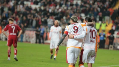 Lider Galatasaray, Antalyaspor deplasmanında etkileyici bir performans sergileyerek sahadan 4-1