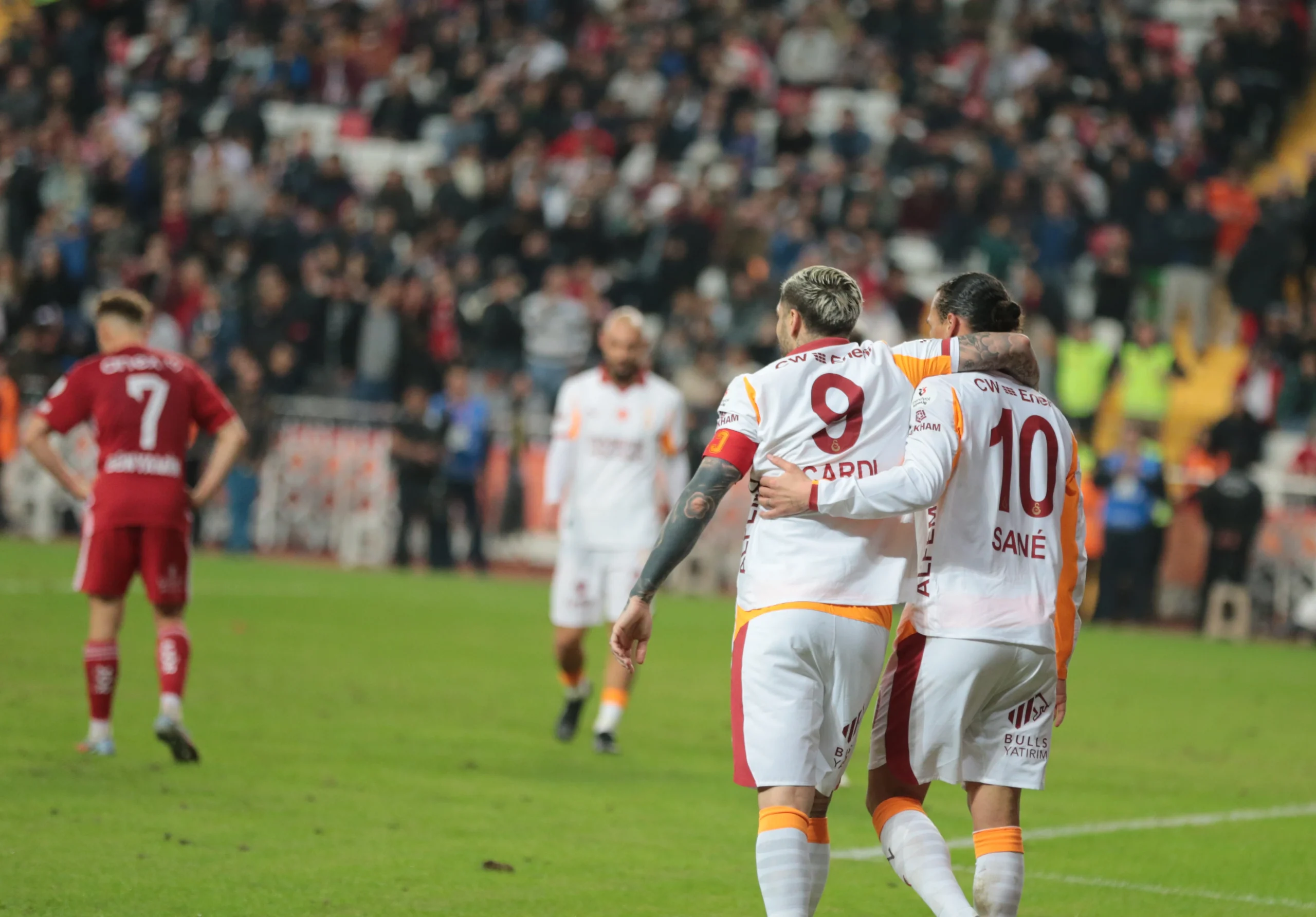 Lider Galatasaray, Antalyaspor deplasmanında etkileyici bir performans sergileyerek sahadan 4-1