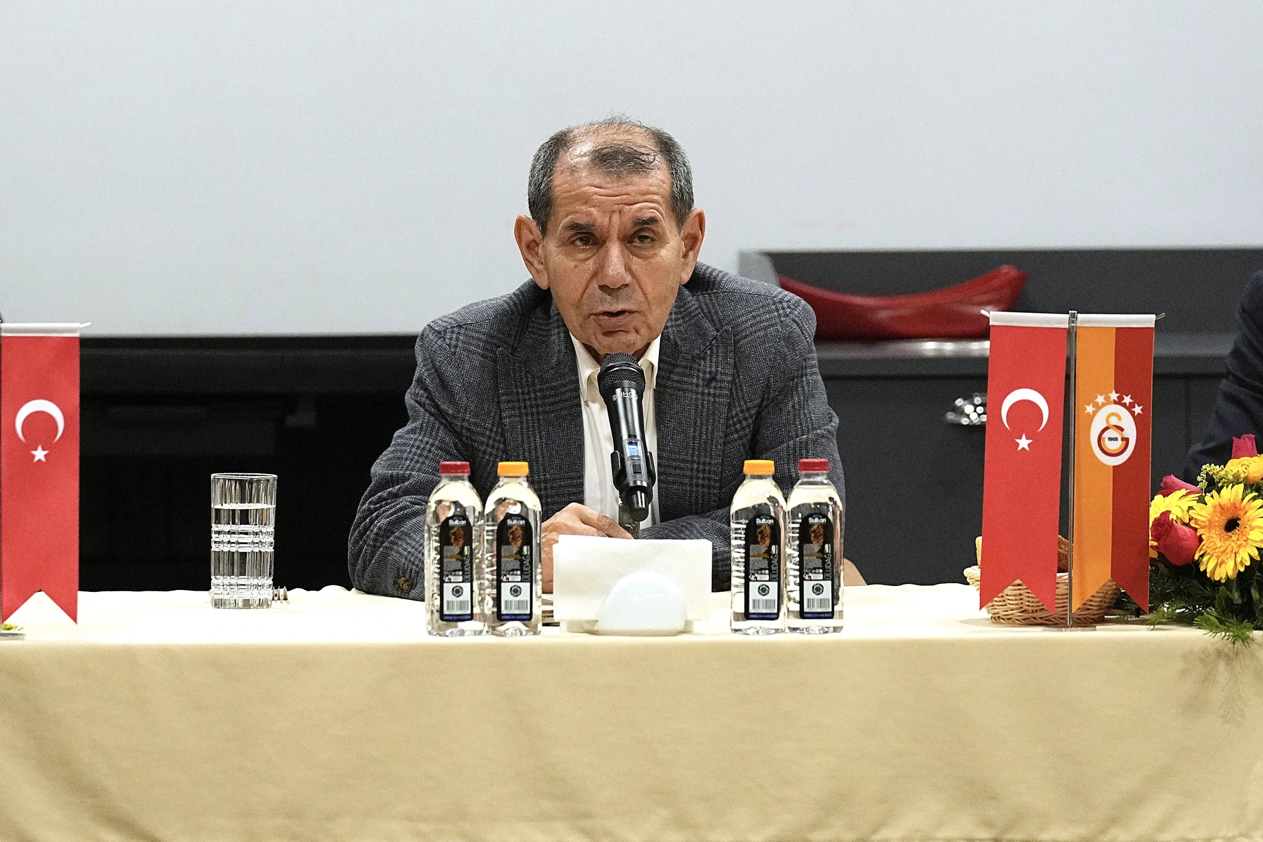 Galatasaray, ara transfer döneminde orta sahayı güçlendirmek için yoğun mesai