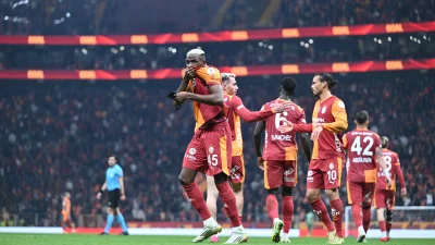 Galatasaray, evinde Samsunspor’u Osimhen’in uzatma dakikalarındaki röveşata golüyle 3-2 mağlup