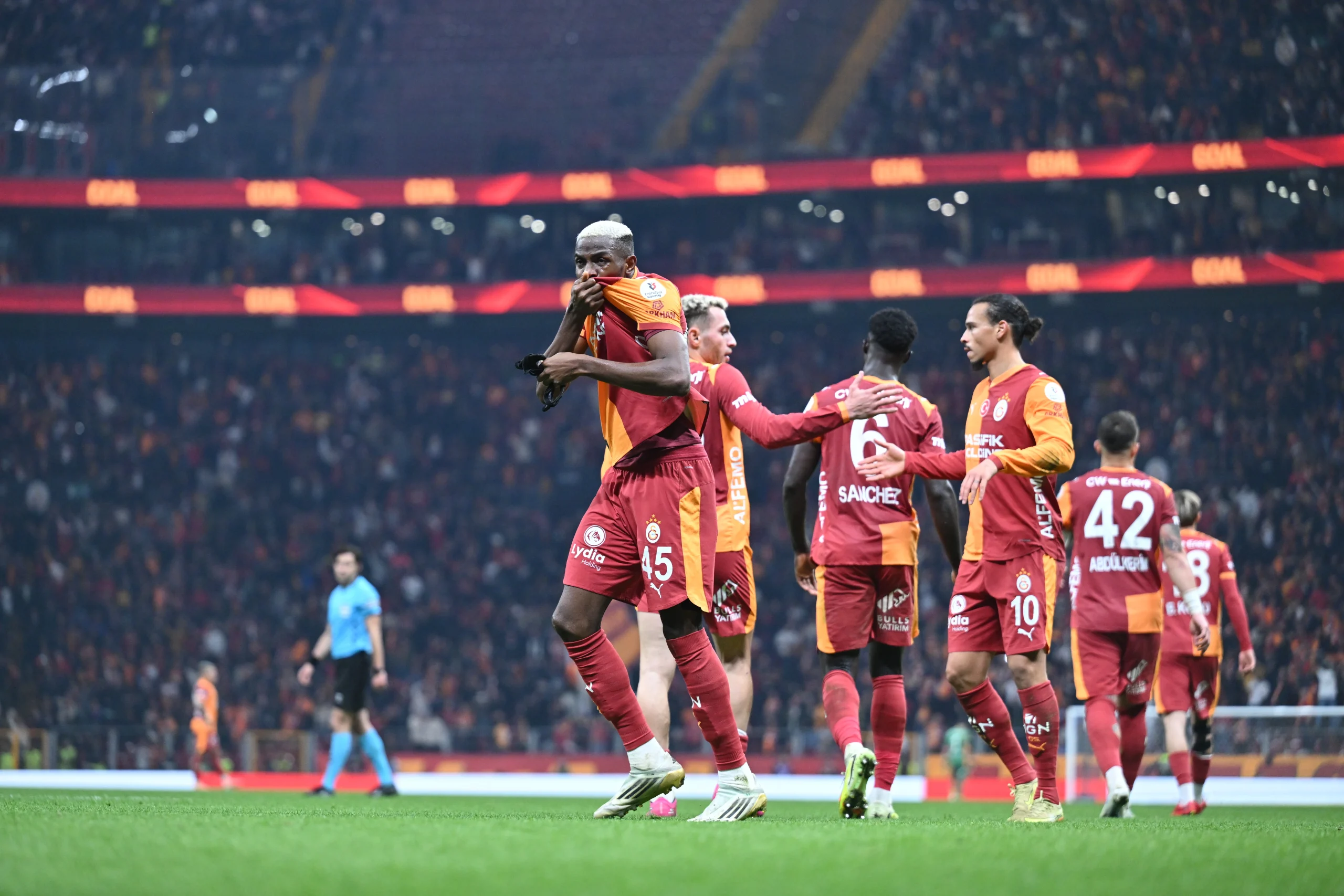 Galatasaray, evinde Samsunspor’u Osimhen’in uzatma dakikalarındaki röveşata golüyle 3-2 mağlup