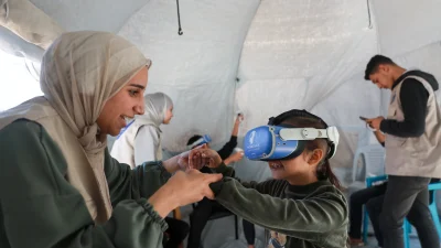 Gazze’de savaş mağduru çocuklar, terapistler eşliğinde uygulanan sanal gerçeklik seanslarıyla
