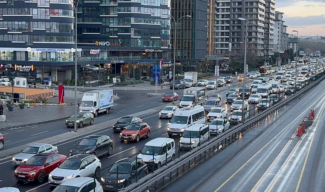 İstanbul’da haftanın ilk mesai gününde yağmurla birlikte trafik durma noktasına