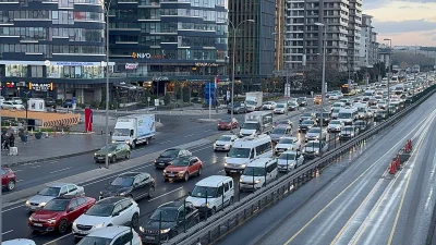 İstanbul’da haftanın ilk mesai gününde yağmurla birlikte trafik durma noktasına