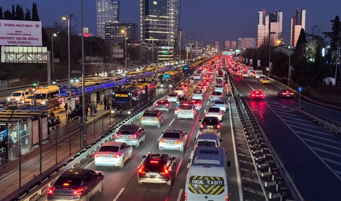 İstanbul’da Cuma Trafiği Zirve Yaptı: Yoğunluk Yüzde 83’e Ulaştı İstanbul’da mesai sonrası trafik çilesi yine zirve yaptı; yoğunluk yüzde