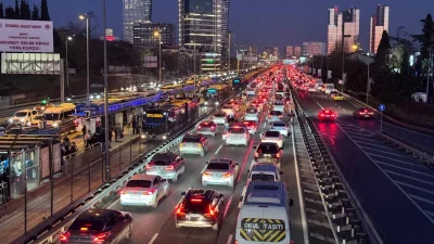 İstanbul’da mesai sonrası trafik çilesi yine zirve yaptı; yoğunluk yüzde