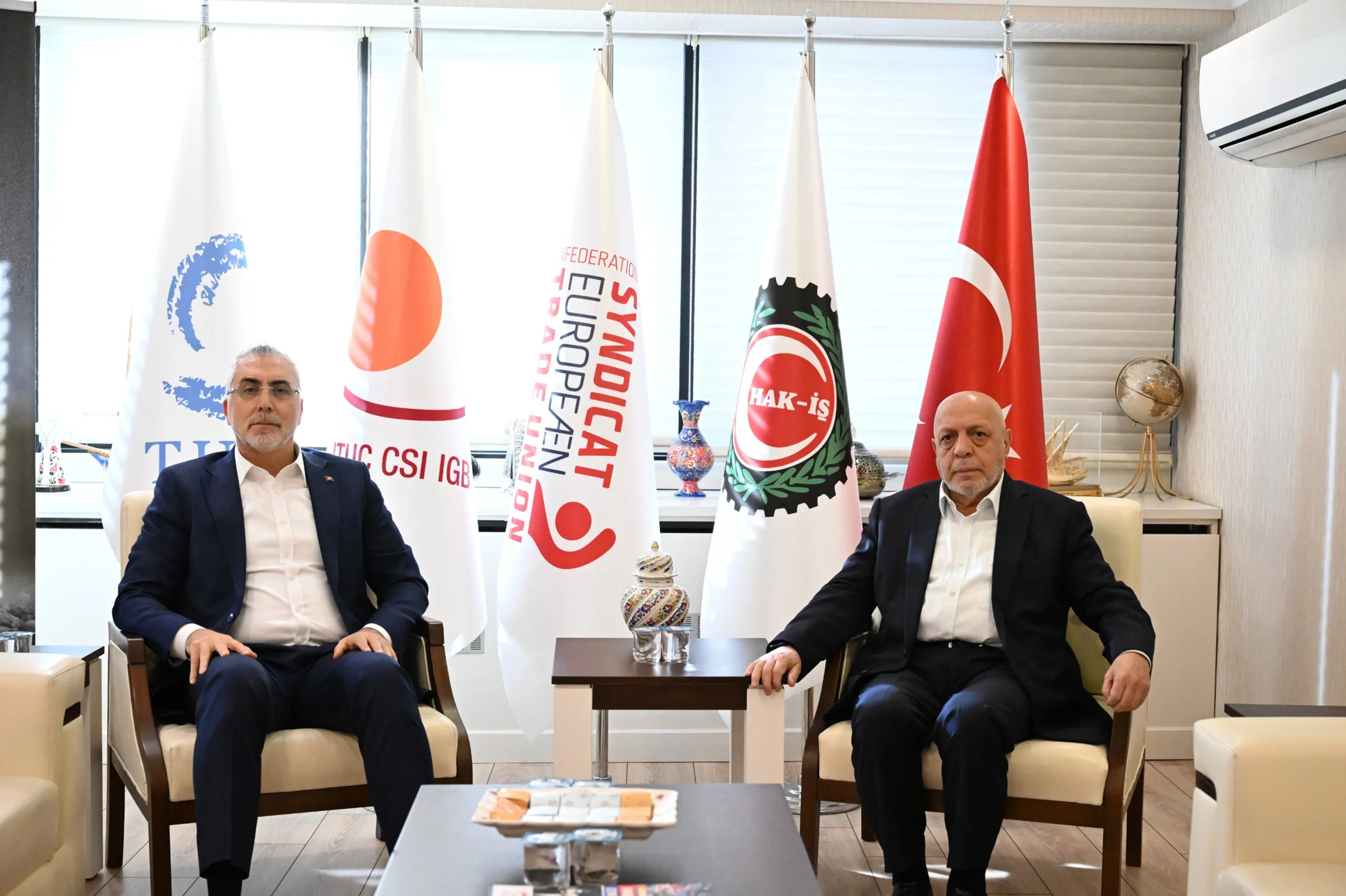 Asgari ücret belirleme süreci kapsamında TÜRK-İŞ ve HAK-İŞ'i ziyaret eden
