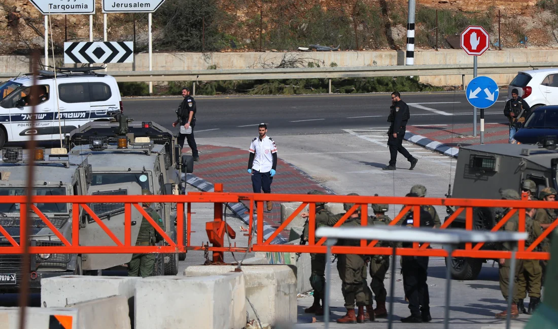 İsrail Askerleri Batı Şeria’da Filistinliyi Vurup Ölüme Terk Etti Batı Şeria’da bir Filistinli, İsrail askerlerince vurulduktan sonra ambulansların müdahalesine
