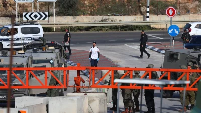 Batı Şeria’da bir Filistinli, İsrail askerlerince vurulduktan sonra ambulansların müdahalesine