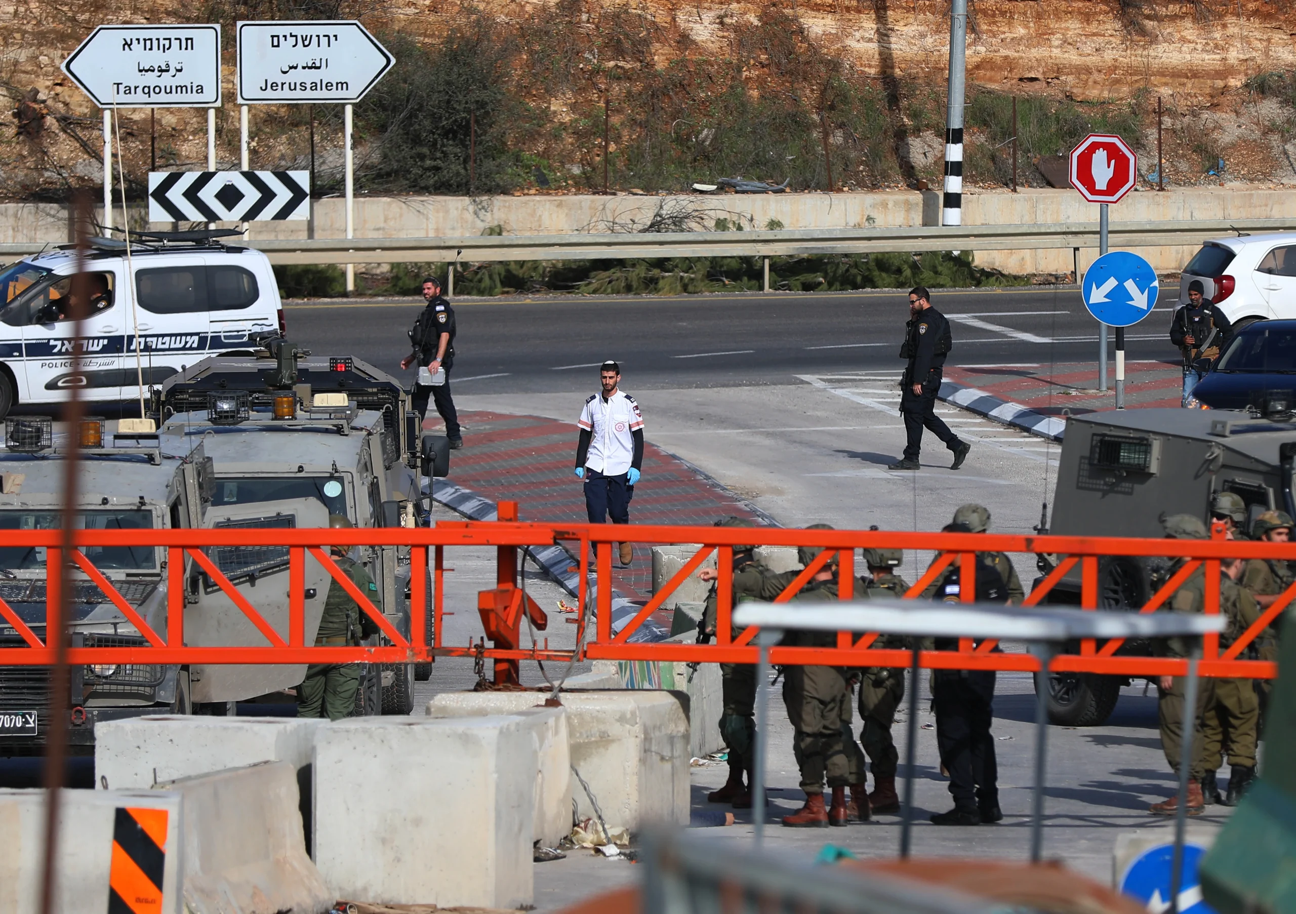 Batı Şeria’da bir Filistinli, İsrail askerlerince vurulduktan sonra ambulansların müdahalesine