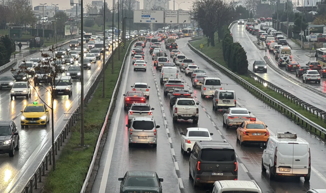 Haftanın ilk mesai gününde İstanbul’da kuvvetli yağışın da etkisiyle trafik
