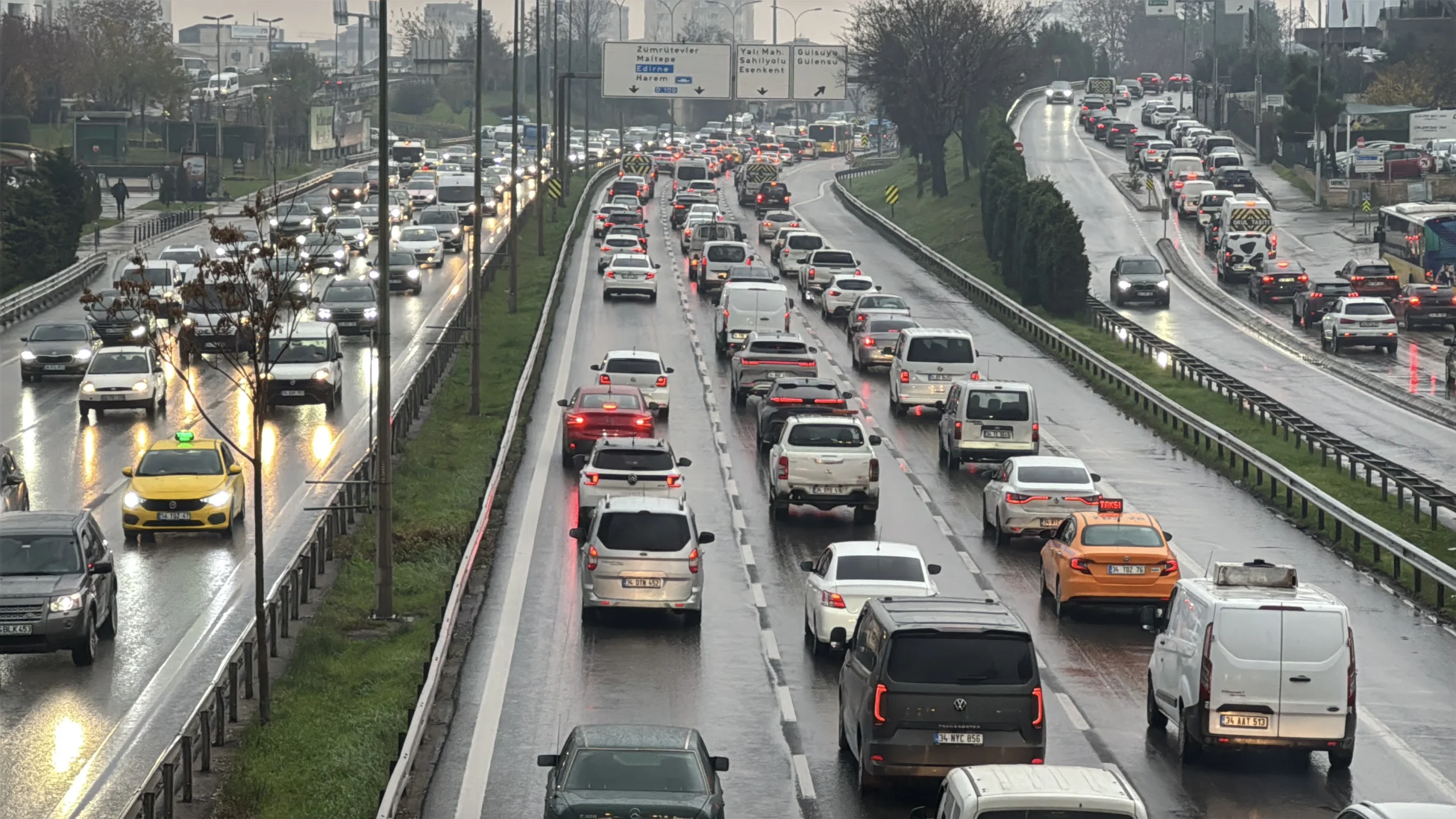 Haftanın ilk mesai gününde İstanbul’da kuvvetli yağışın da etkisiyle trafik