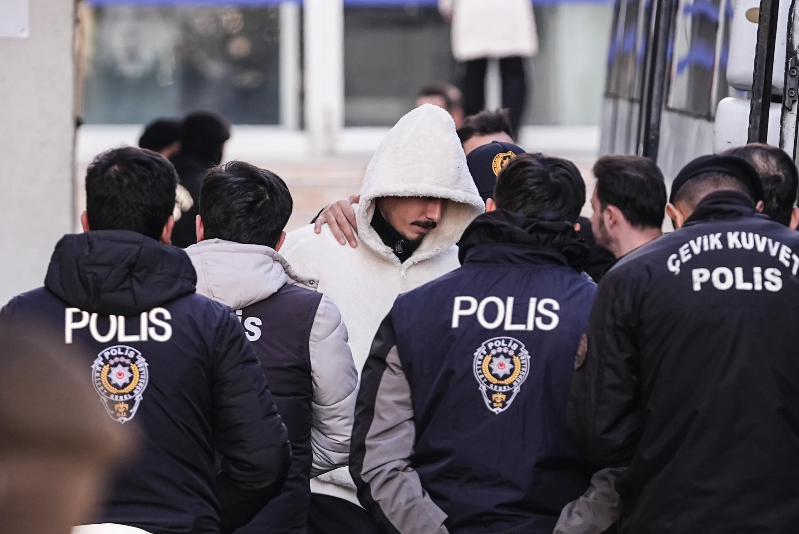 Futbolda bahis soruşturması kapsamında aralarında futbolcu ve yöneticilerin de bulunduğu