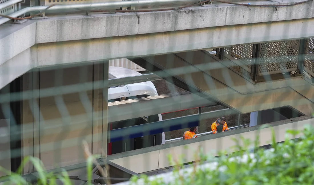 İzmir'de metro hattında meydana gelen teknik arıza nedeniyle seferler durdu,