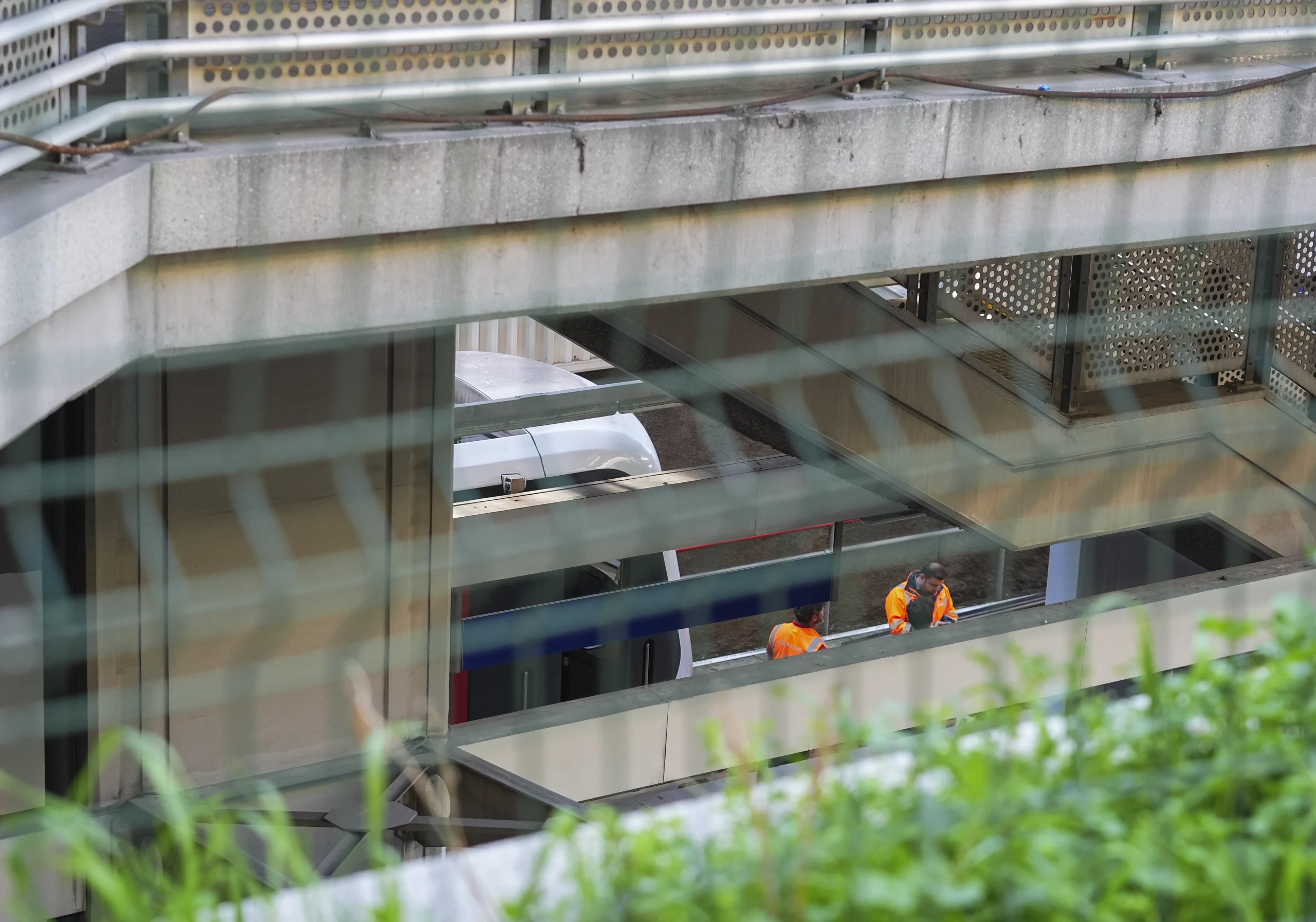 İzmir'de metro hattında meydana gelen teknik arıza nedeniyle seferler durdu,