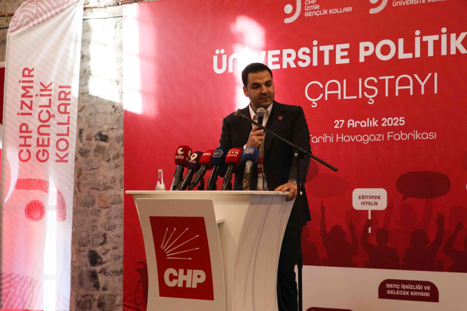 CHP İzmir İl Başkanlığı’nın ev sahipliğinde düzenlenen Üniversite Politikaları Çalıştayı’nda