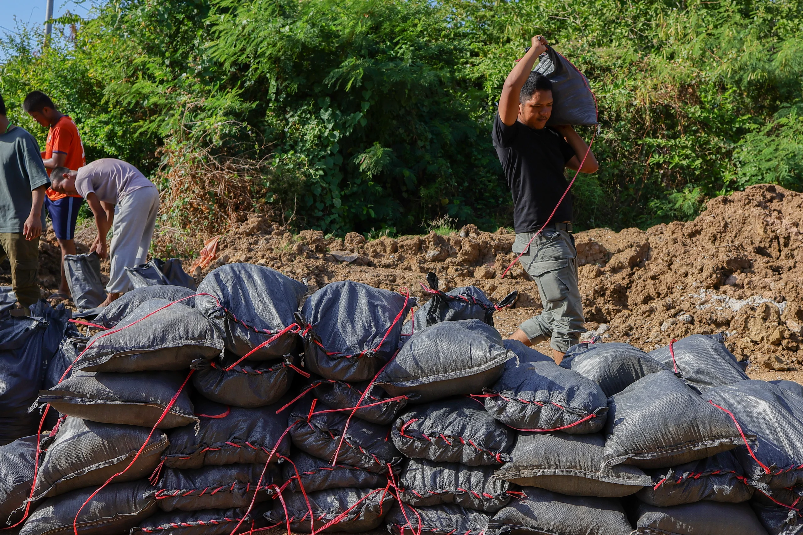 Kamboçya, Tayland’ın sınır hattındaki bazı eyaletlere topçu ve hava saldırıları