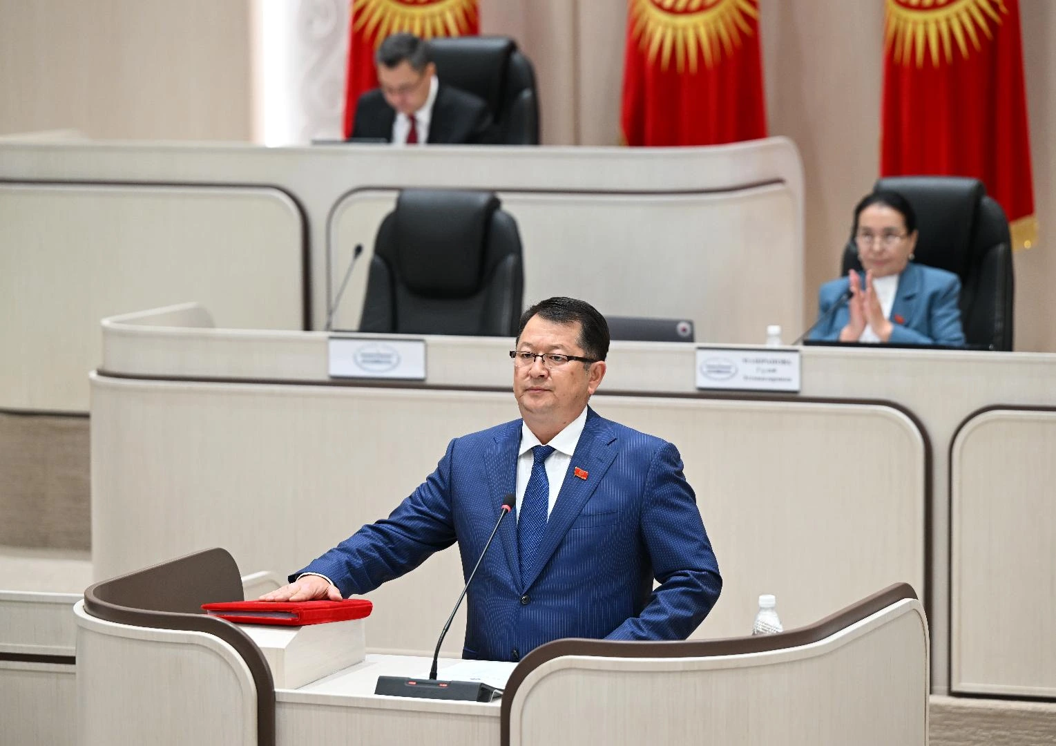 Kırgızistan'da erken seçimle belirlenen yeni dönem milletvekilleri, yemin ederek yasama