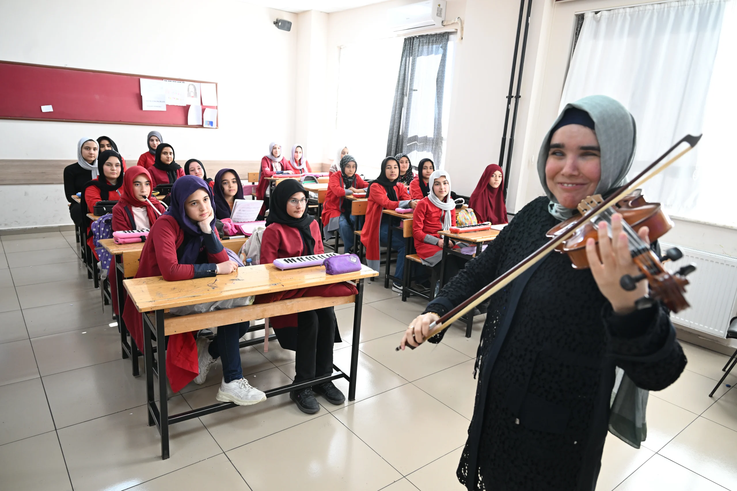 Yüzde 90 görme engelli Zeynep Temirci, müzik öğretmeni olarak 6