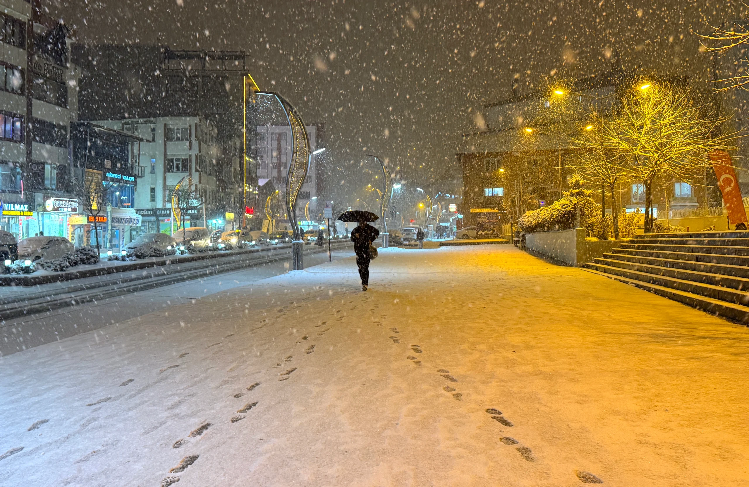 Türkiye’nin doğusu ve batısında etkili olan kar yağışı, ulaşımı olumsuz