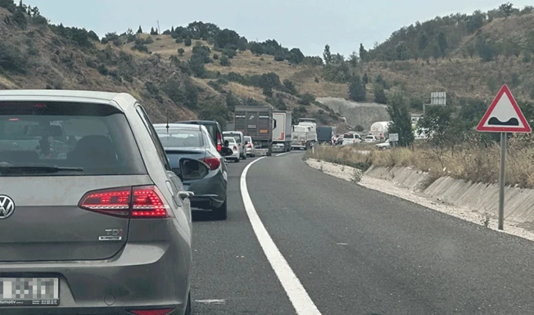 Karayollarında bakım ve onarım çalışmaları devam ederken, sürücülere dikkatli olmaları