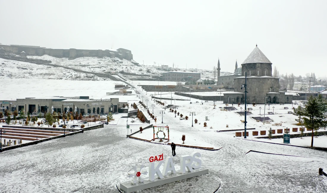 Kars ve Ardahan'da etkili olan yoğun kar yağışı ve sis,
