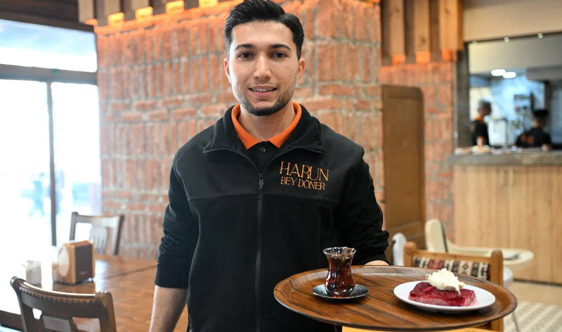 Kayseri’de İlginç Bahşiş Olayı: Turist 50 Avroyu Geri İstedi Kayseri’de yabancı bir turistin garsona yanlışlıkla verdiği 50 avroluk bahşiş,