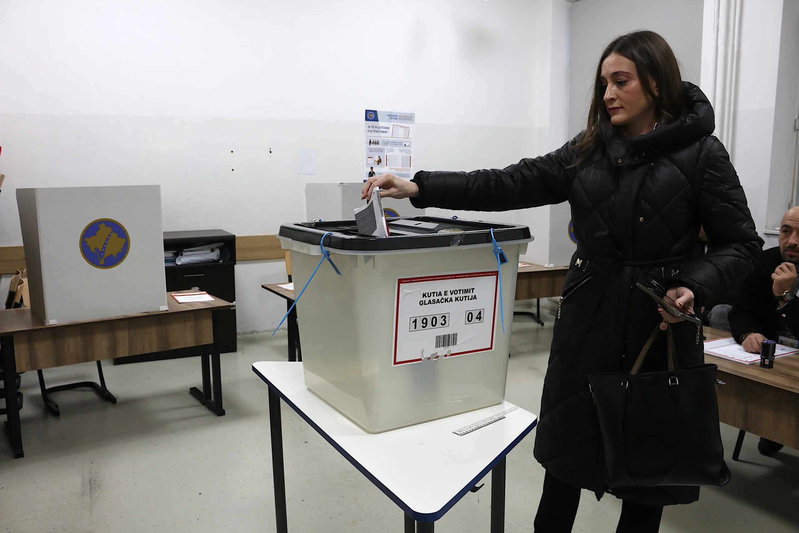 Kosova’da erken genel seçim heyecanı başladı. 1 milyon 999 bin