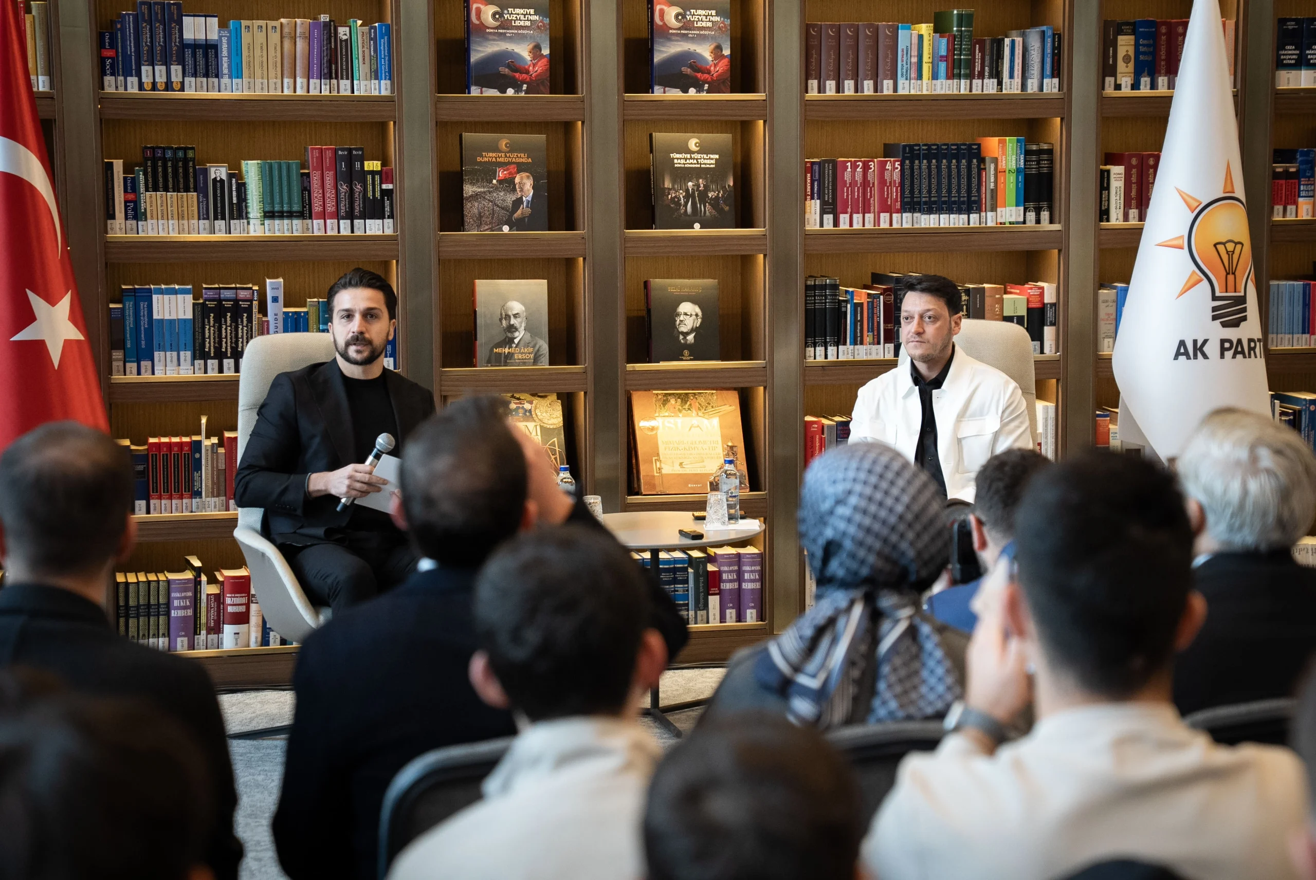 Mesut Özil, gençlerle buluştuğu "Kütüphane Sohbetleri" programında Cumhurbaşkanı Erdoğan’a duyduğu