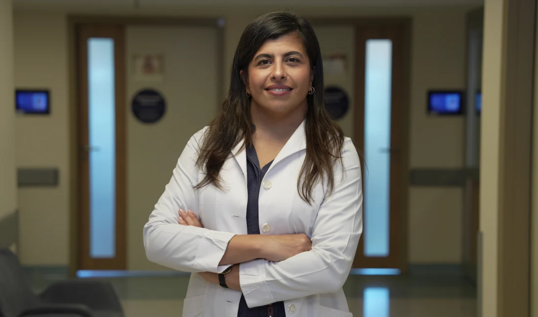 Uzm. Dr. Zeynep Ertürk, ankilozan spondilitin sinsi ilerleyen ve omurgayı