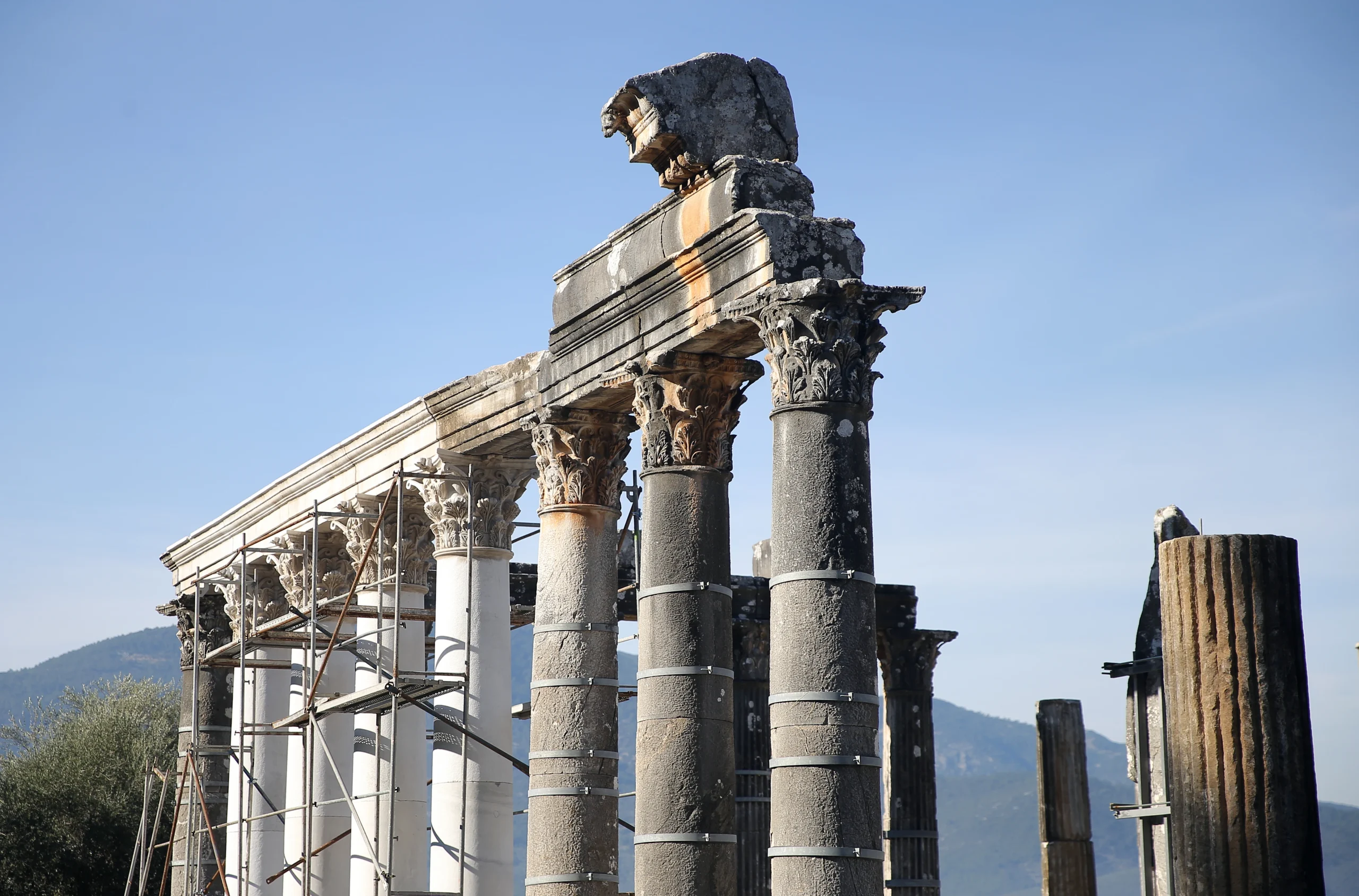 Euromos Antik Kenti'ndeki Zeus Tapınağı’nda süren restorasyon çalışmalarıyla tapınak hem