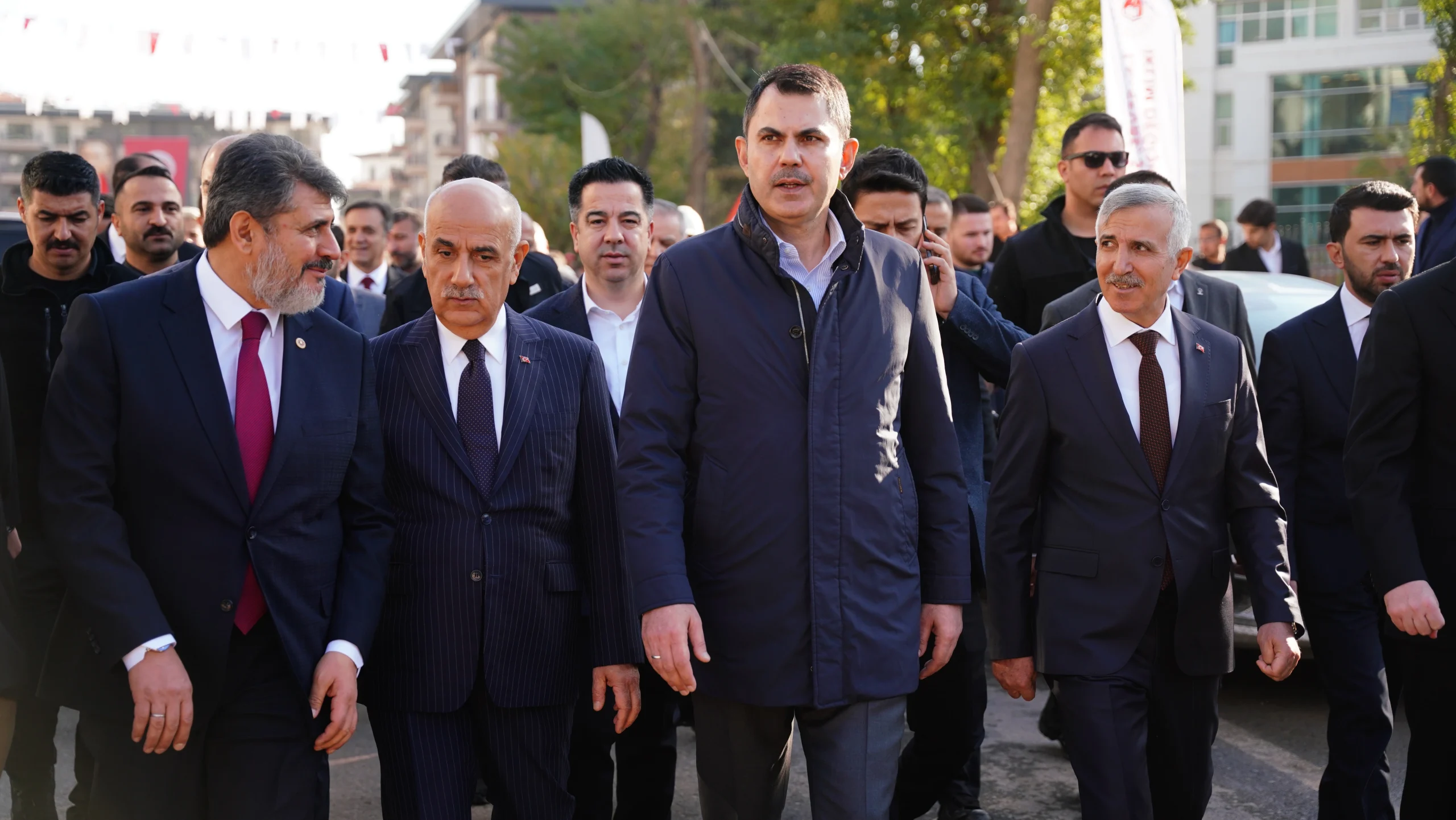 Çevre, Şehircilik ve İklim Değişikliği Bakanı Murat Kurum, Kahramanmaraş’ta depremzede