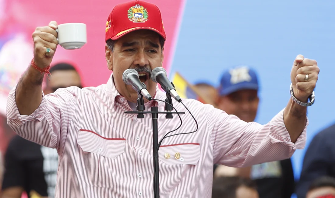 Maduro’dan Danslı Mesaj: ABD’ye Barış Çağrısı Venezuela lideri Nicolas Maduro, binlerce kişilik mitingde dans ederek ABD’ye
