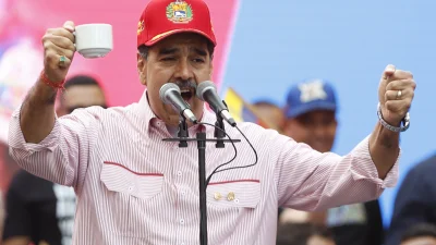 Venezuela lideri Nicolas Maduro, binlerce kişilik mitingde dans ederek ABD’ye