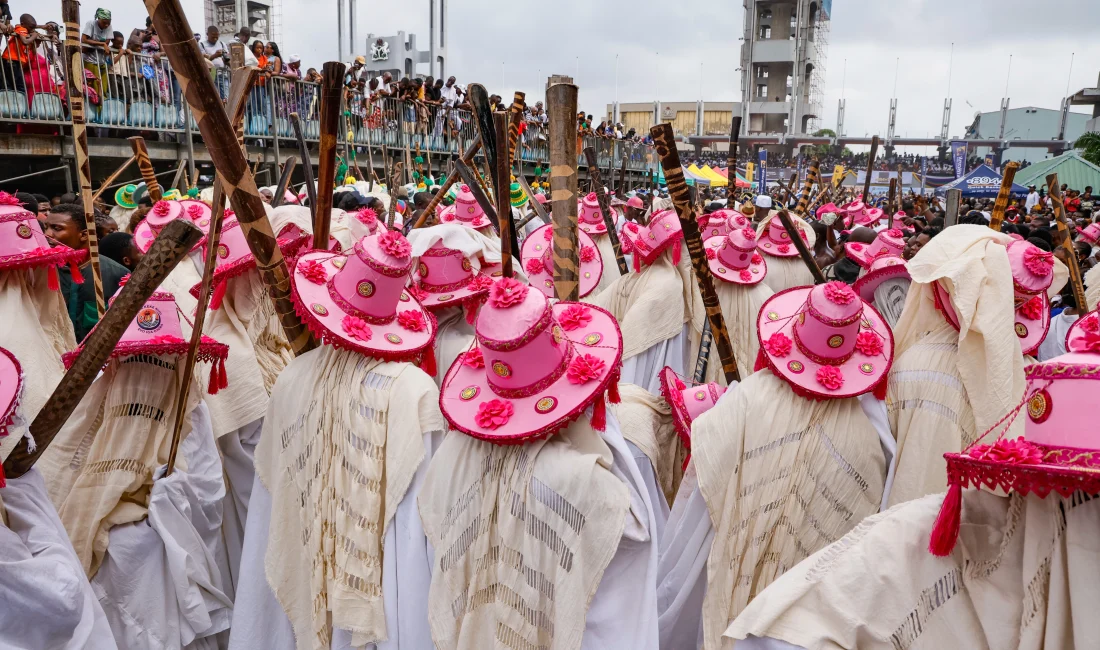 Nijerya’nın en büyük kenti Lagos’ta, yüzyıllardır sürdürülen geleneksel Eyo Festivali,