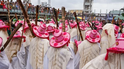 Nijerya’nın en büyük kenti Lagos’ta, yüzyıllardır sürdürülen geleneksel Eyo Festivali,