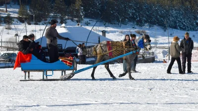 Kars’ın Sarıkamış ilçesinde kayak sezonunun başlamasıyla birlikte atlı kızakçılar, yerli