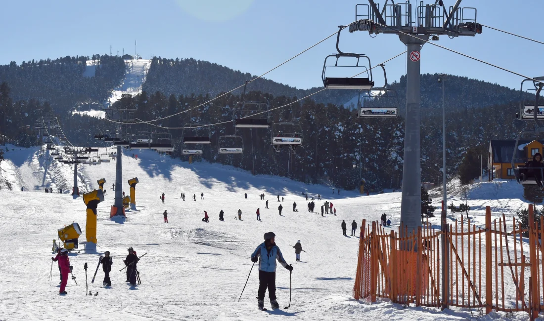 Sarıkamış Kayak Merkezi, hafta sonunda kayak severlerin akınına uğradı. Kristal