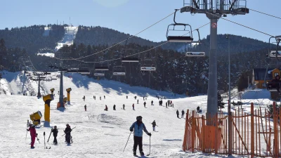 Sarıkamış Kayak Merkezi, hafta sonunda kayak severlerin akınına uğradı. Kristal