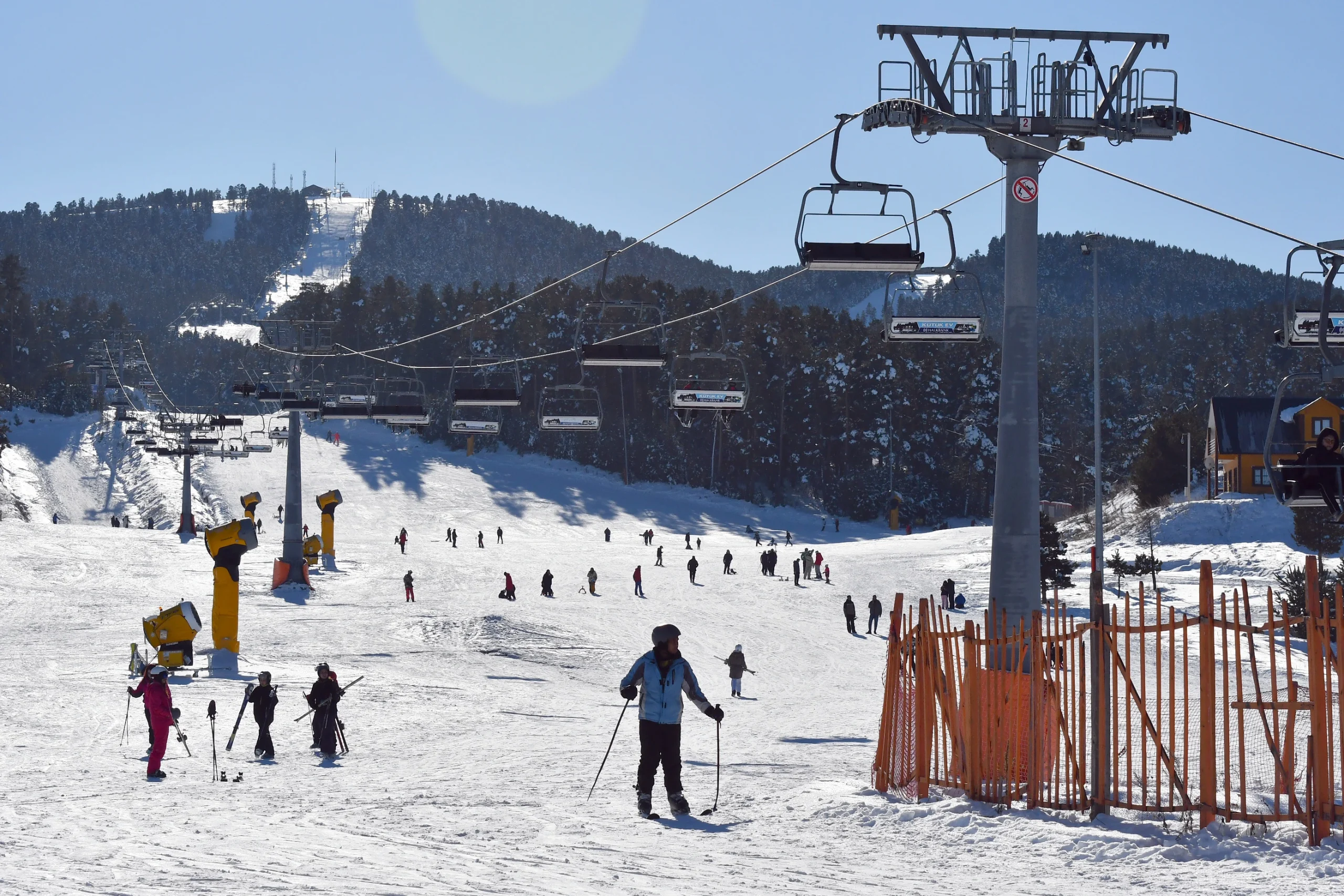 Sarıkamış Kayak Merkezi, hafta sonunda kayak severlerin akınına uğradı. Kristal