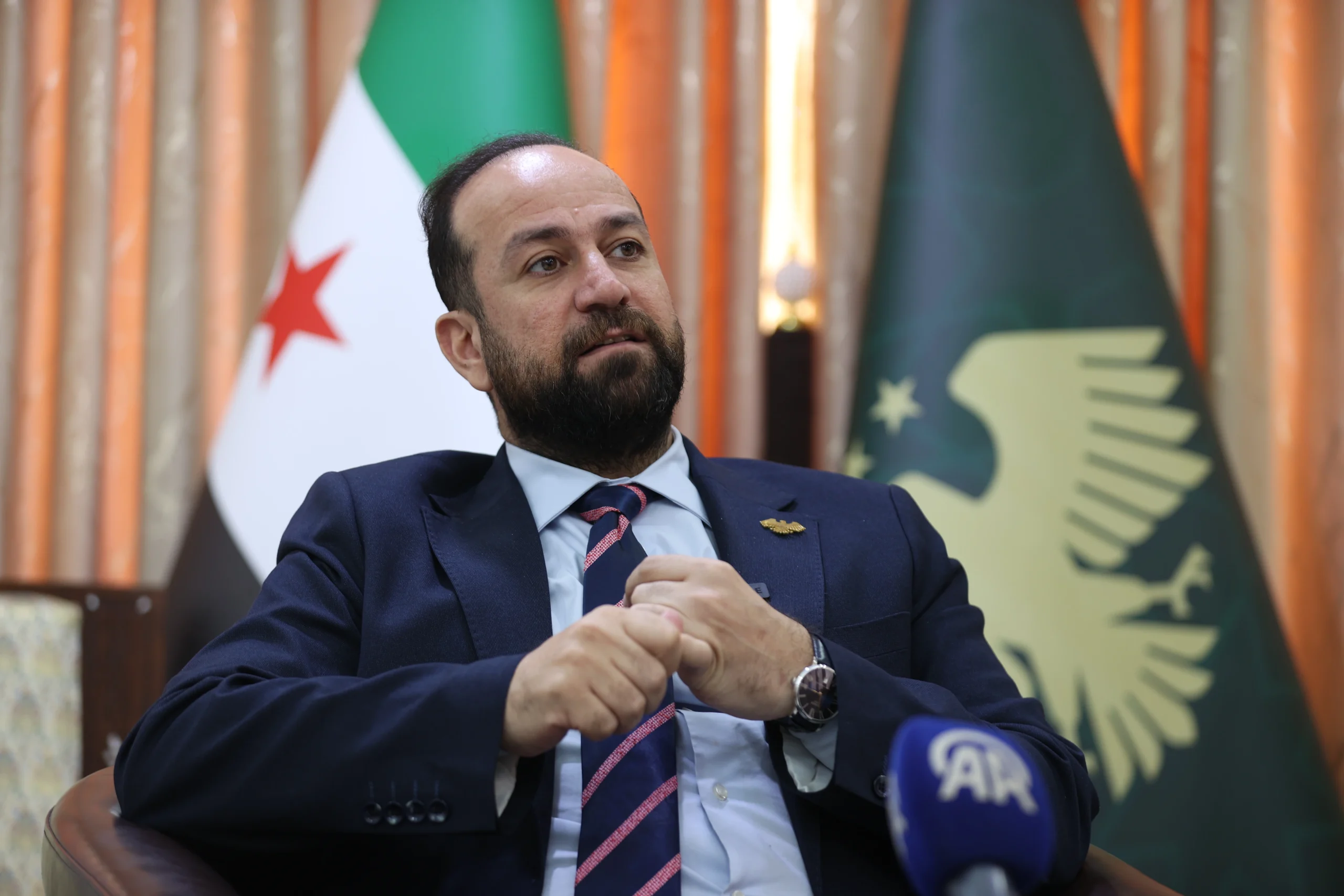 Suriye Enformasyon Bakanı Hamza Mustafa, SDG’nin yanlış politikalar izlediğini belirterek,