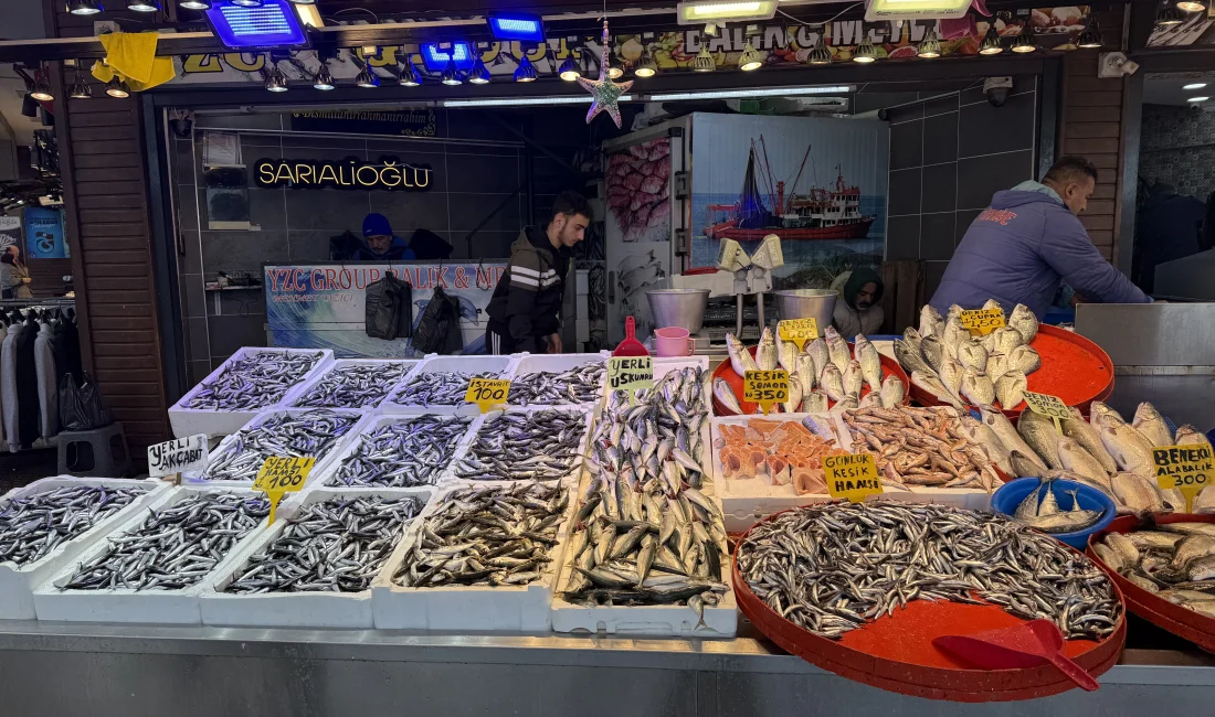 Trabzon’da Hamsi ve İstavritin Kilosu 100 Liradan Satılıyor Karadeniz’in vazgeçilmezi hamsi Trabzon tezgahlarında 100 liradan satılırken, fiyatın daha