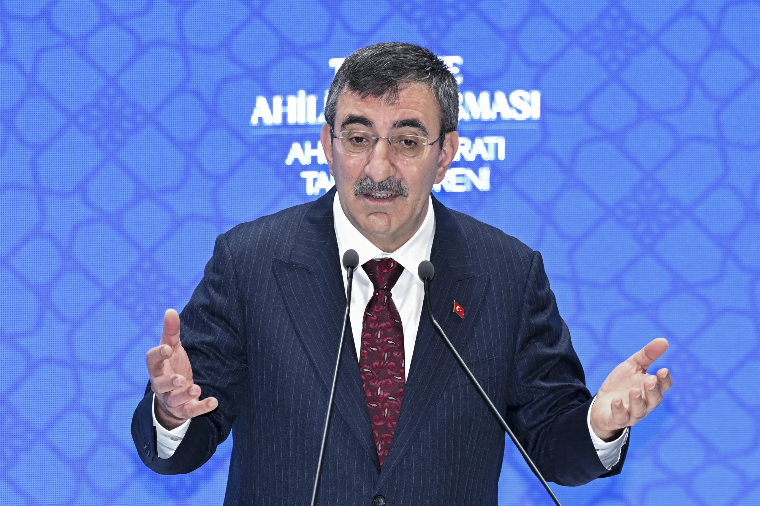 Cumhurbaşkanı Yardımcısı Cevdet Yılmaz, enflasyonla mücadelenin kalıcı refah için sürdüğünü